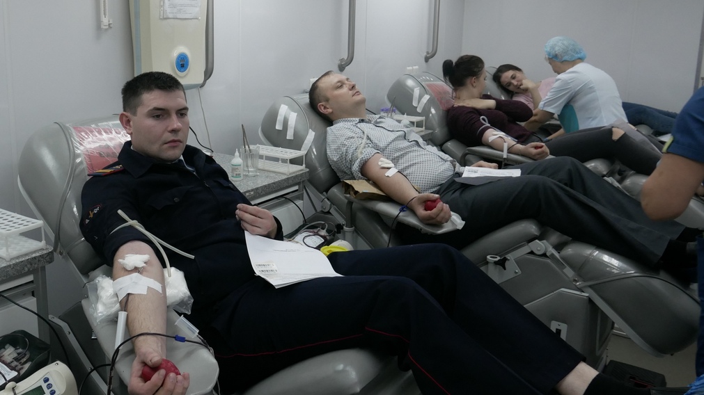 Донорство крови брянск. Сотрудники Брянской станции переливания крови. Брянская таможня сдает кровь.