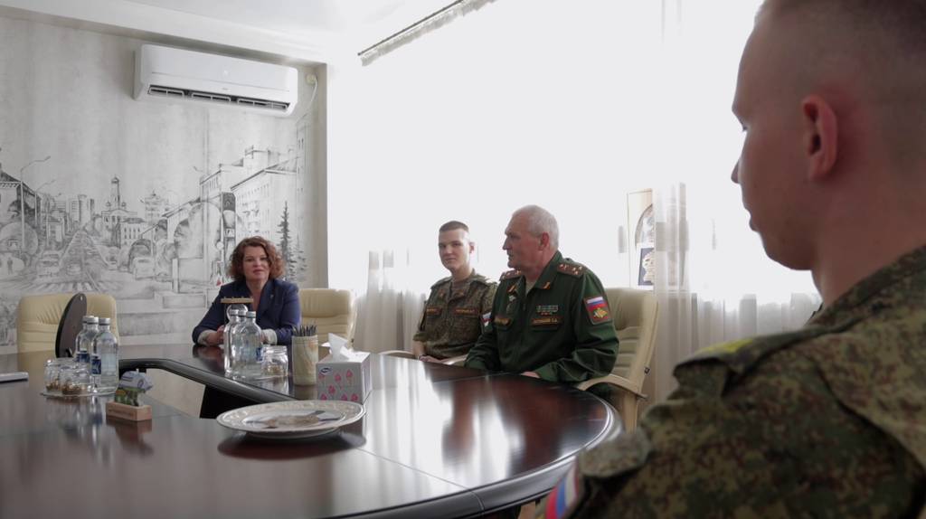 Глава Брянска вручила курсантам памятные медали «Брянск-город воинской славы»