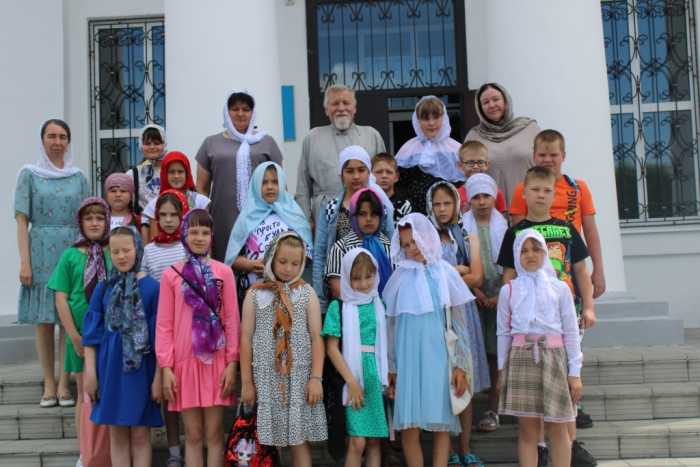 Воспитанники пришкольного лагеря Мглинской школы №1 посетили Успенский храм г. Мглина в преддверии Дня памяти и скорби