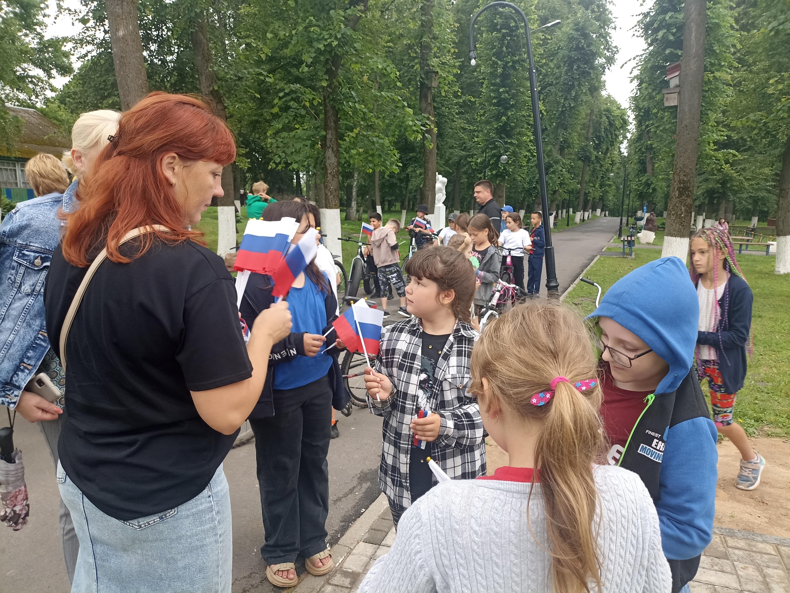 В праздничный день в г. Мглине прошла акция «Российский триколор»