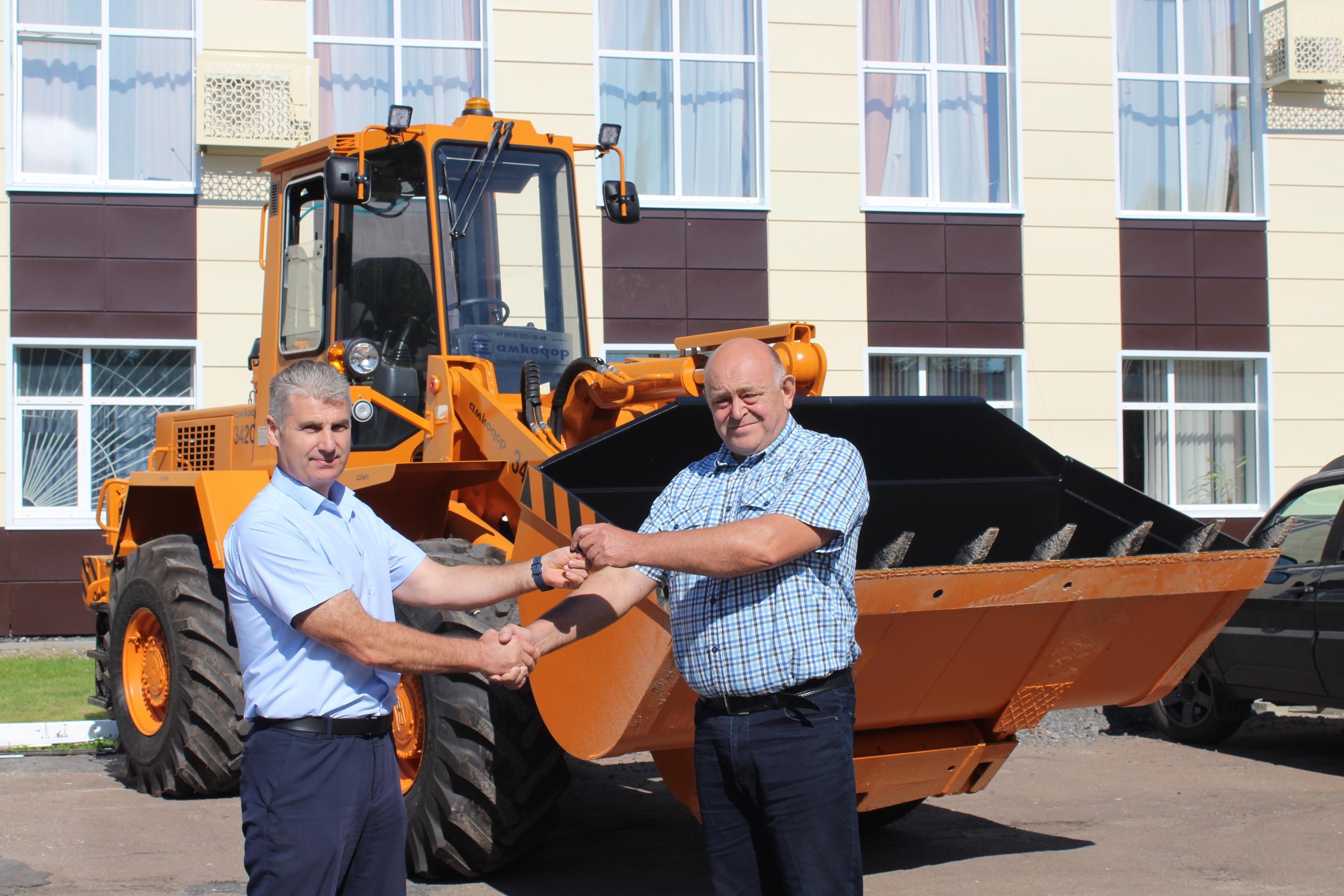 В Мглинском МУП ЖКХ — современный универсальный погрузчик Амкодор 342С4