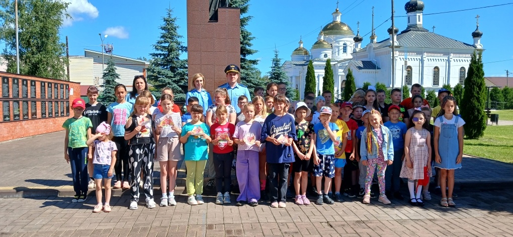 На площади Советской в г. Мглине прошло патриотическое мероприятие «Помните, через года, через века – помните…»