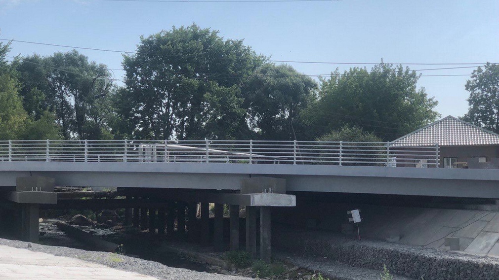 В брянских Клинцах продолжается капремонт моста через реку Московка