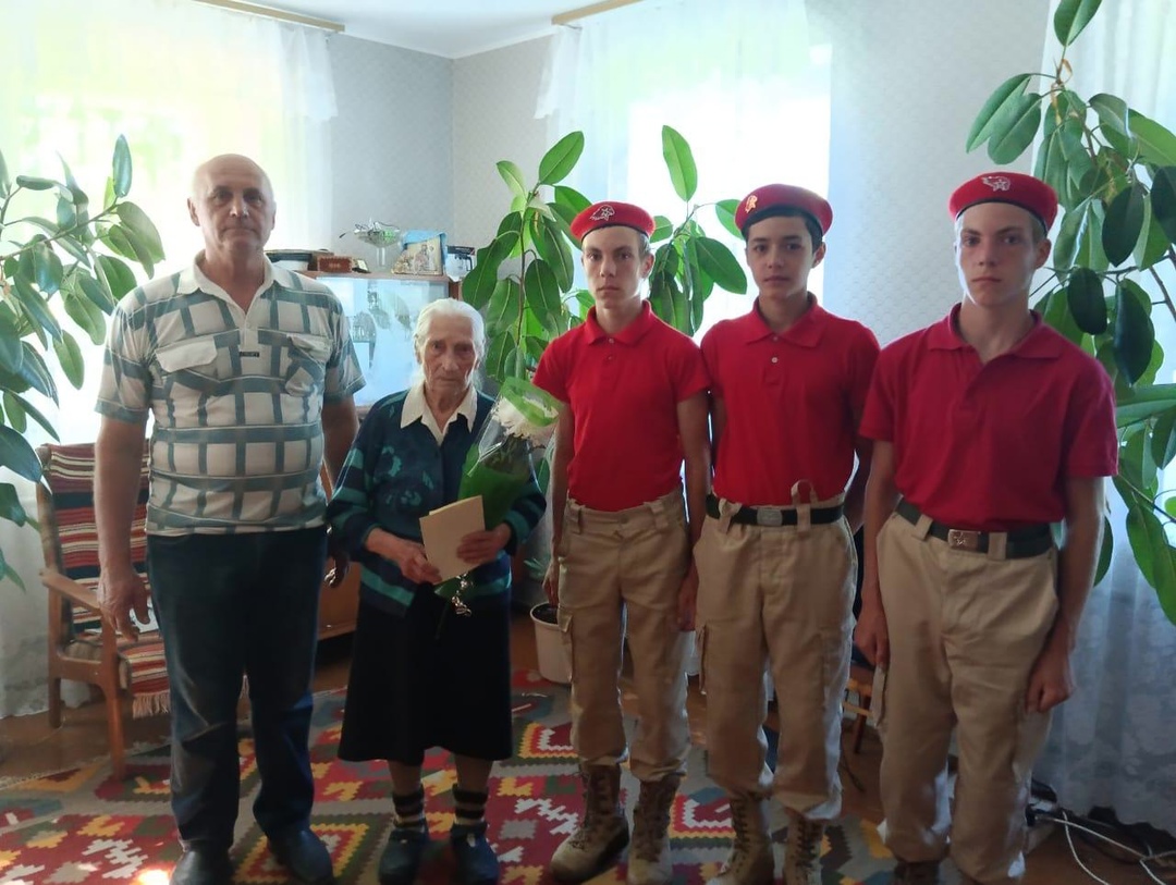 С Днем партизан и подпольщиков поздравили жительницу Мглинского района А.Я. Комкову