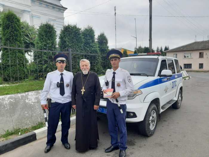 В Мглине с профессиональным праздником поздравили сотрудников ГИБДД