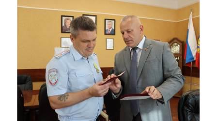 Спикер Брянской облдумы вручил памятную медаль начальнику УГИБДД