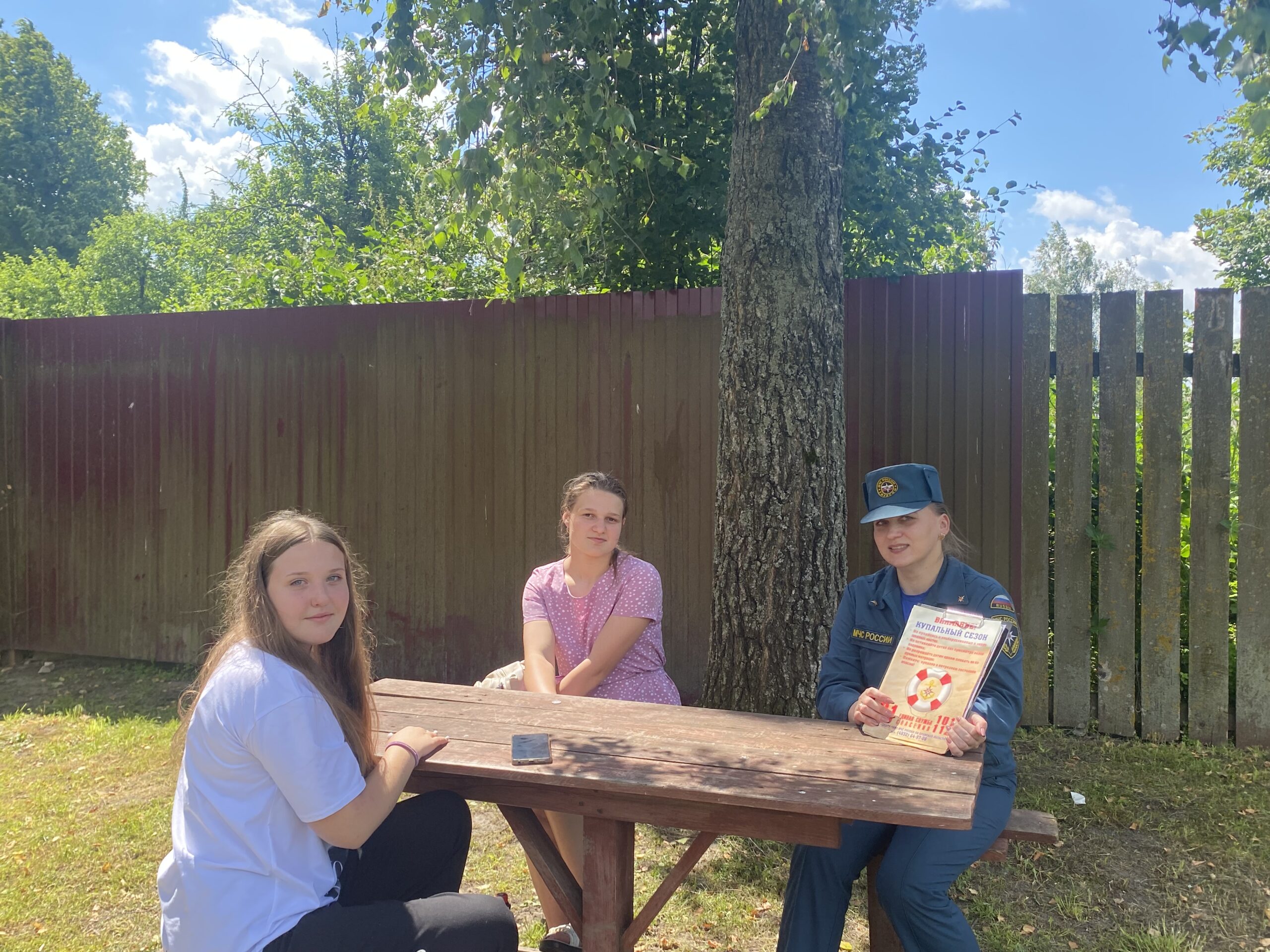 Сотрудники МЧС разъясняют юным мглинчанам основы безопасного поведения в летний период