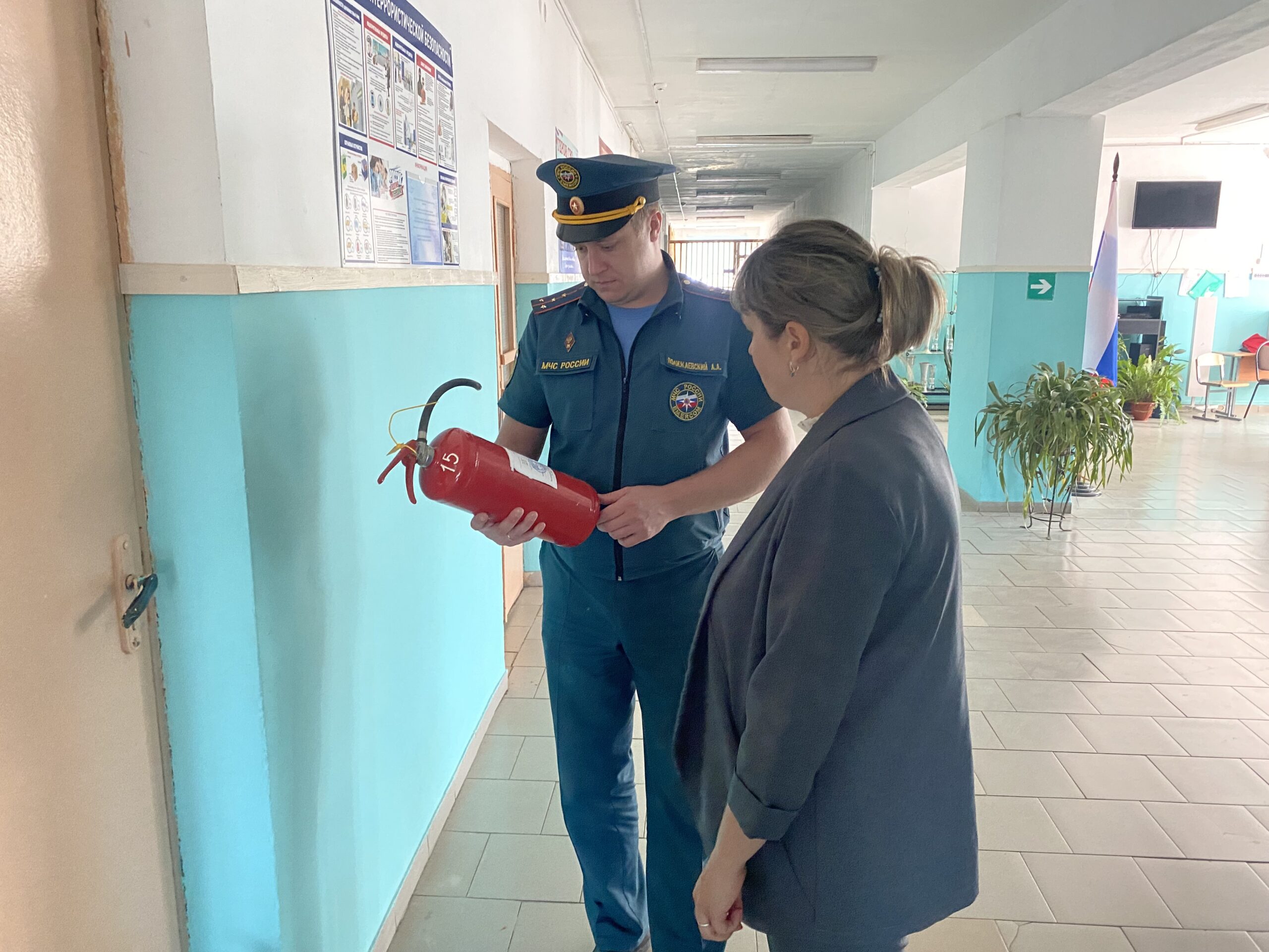 В преддверии нового учебного года школы Мглинского района посетили сотрудники МЧС России