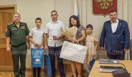 В Брянской городской администрации вручили медаль «За отвагу»