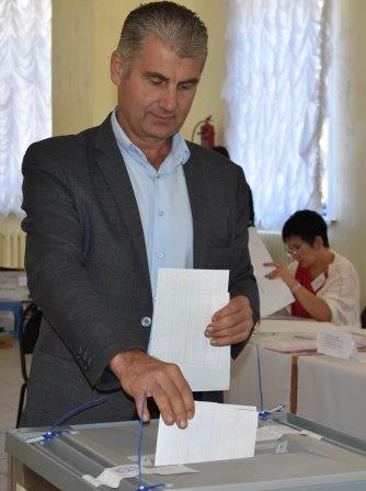 В числе первых проголосовал исполняющий обязанности главы администрации Мглинского района А. Н. Казеко