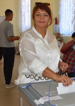 На избирательном участке проголосовала Надежда Прадед