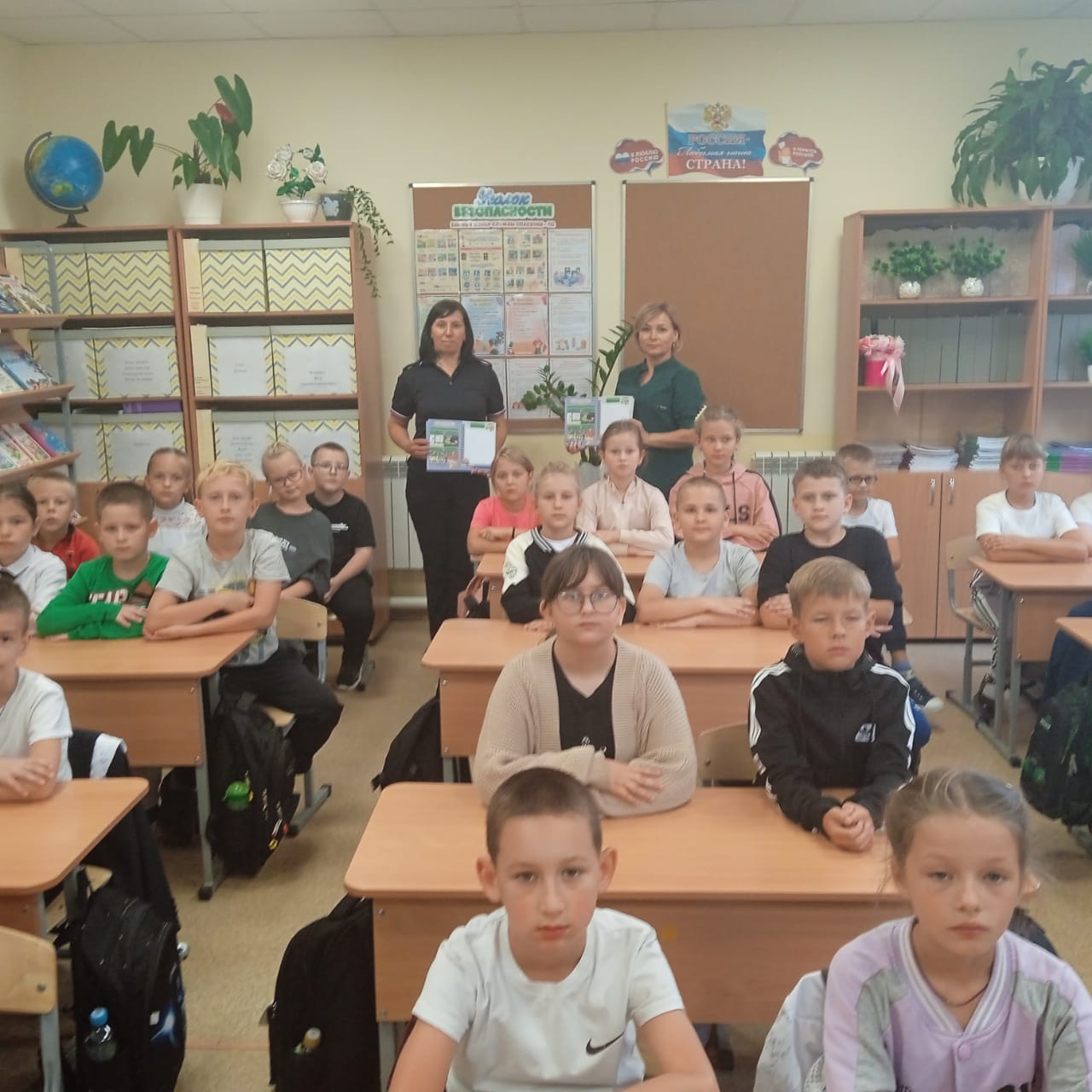 Сотрудники Госавтоинспекции провели для учеников Мглинской школы № 1 урок безопасности