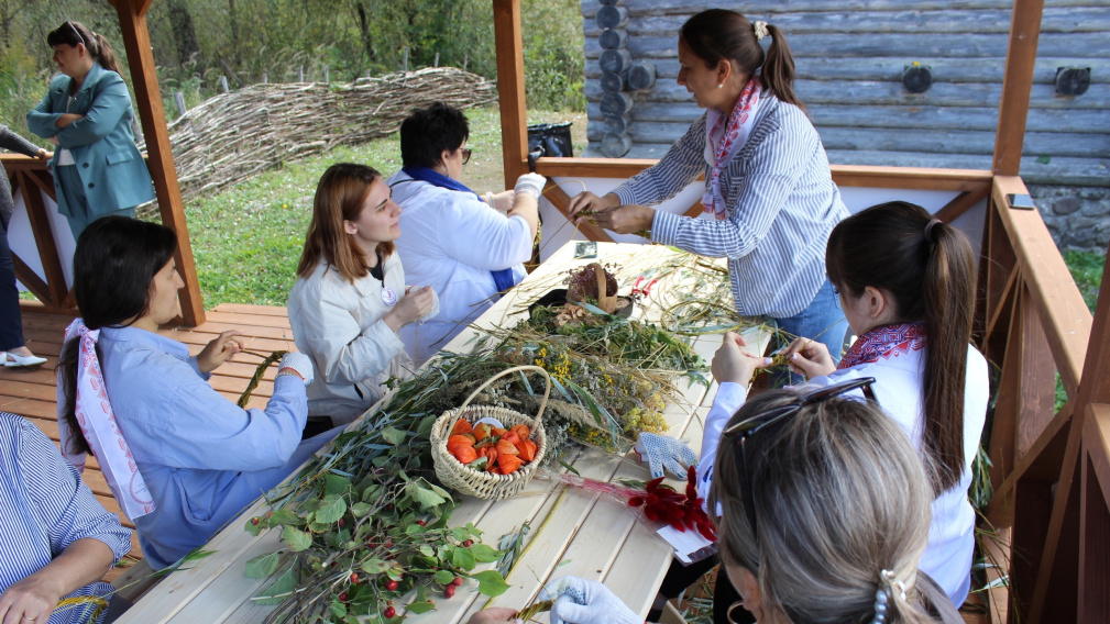 В брянском  музее-заповеднике «Овстуг» работает Школа ремесел