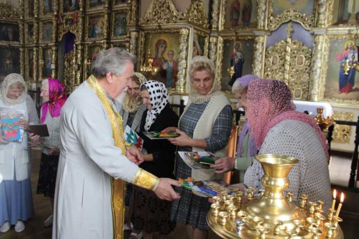 На приходе храма в честь Успения Пресвятой Богородицы г. Мглина поздравили с праздником пожилых людей
