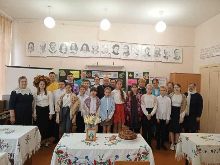 В Новоромановской школе Мглинского района провели мероприятие к празднику Покрова Пресвятой Богородицы