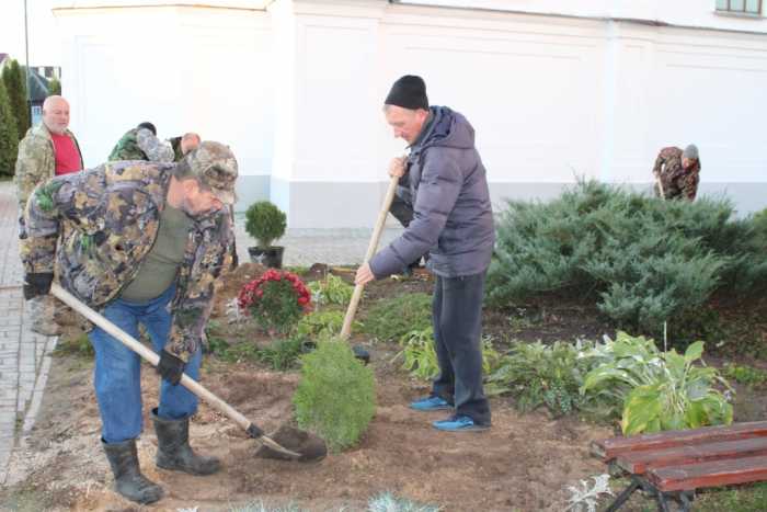 На территории храма в честь Успения Пресвятой Богородицы г. Мглина высадили туи