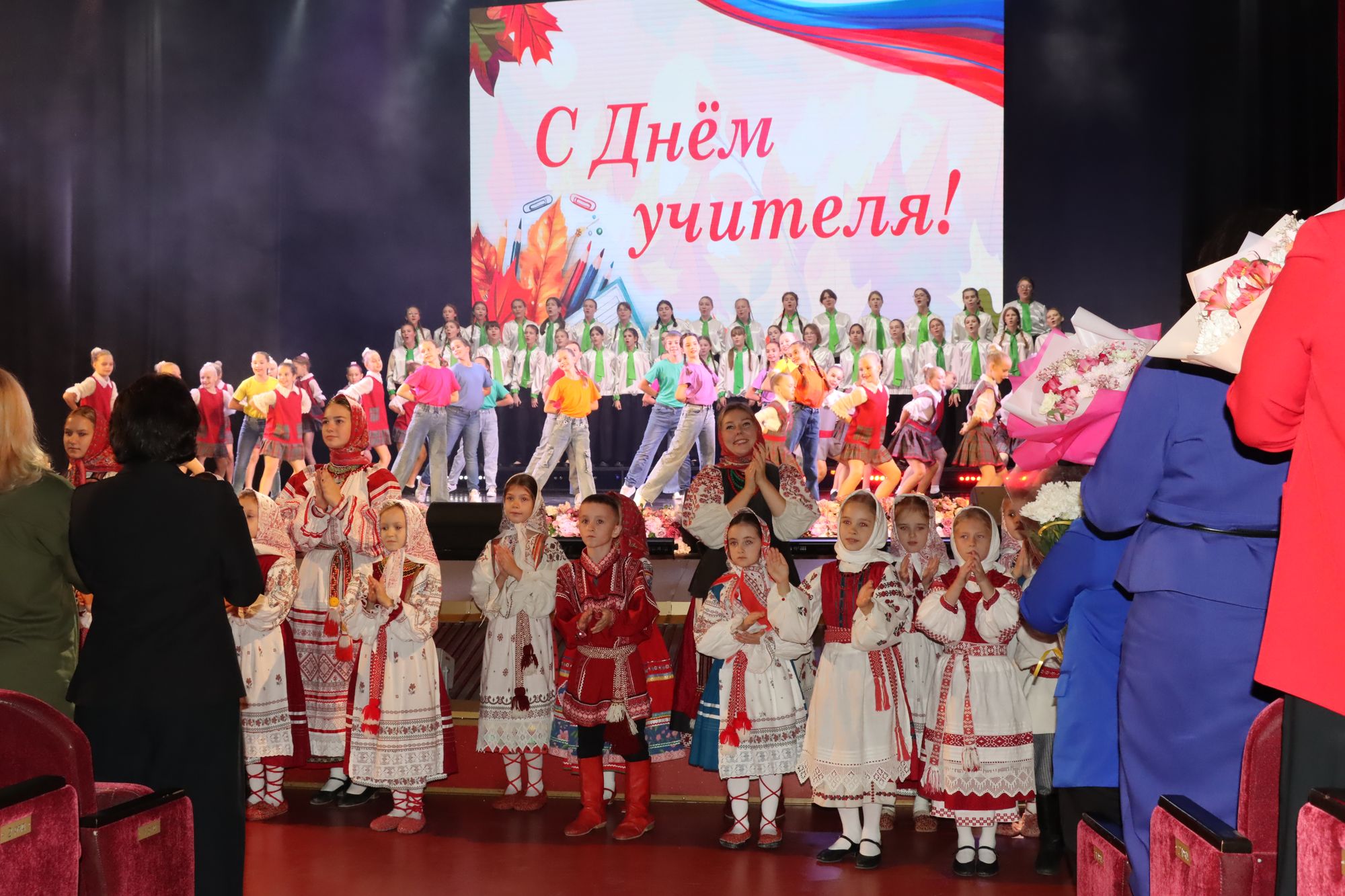 Гордость профессии: в канун Дня учителя вручены награды лучшим педагогам Брянщины