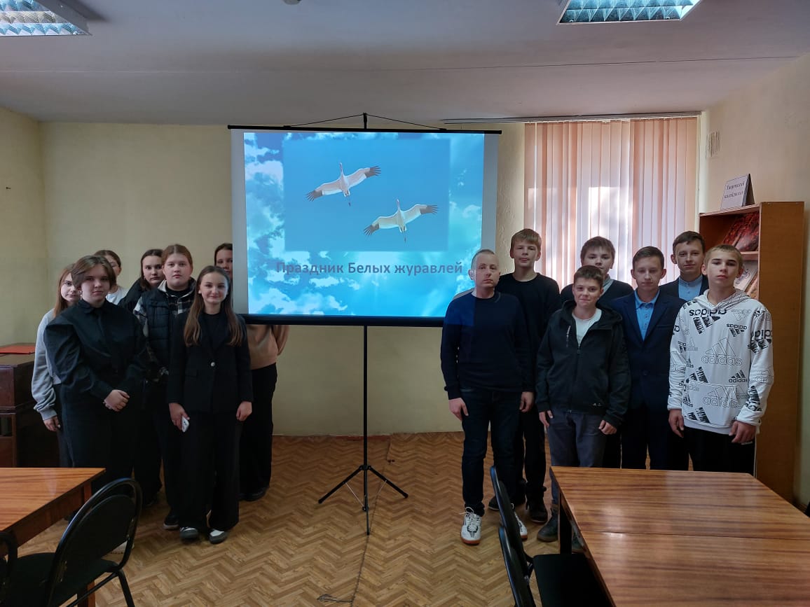 В Мглинской библиотеке прошёл час истории «Летят в бессмертье журавли»