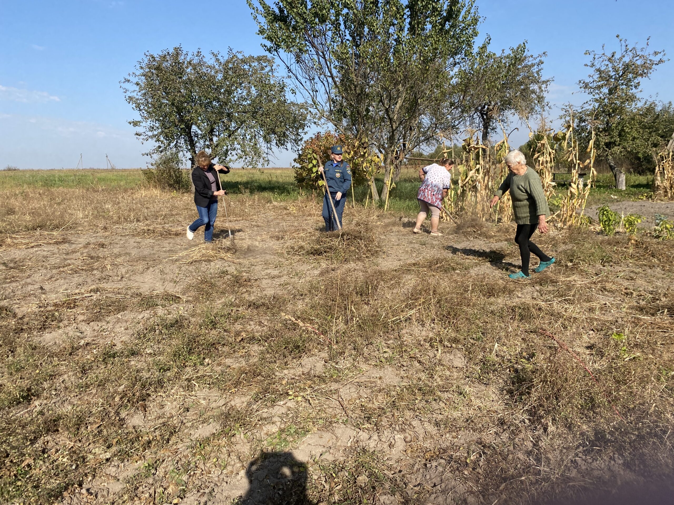 Сотрудники МЧС России помогли одиноким мглинчанам в уборке сухой травы