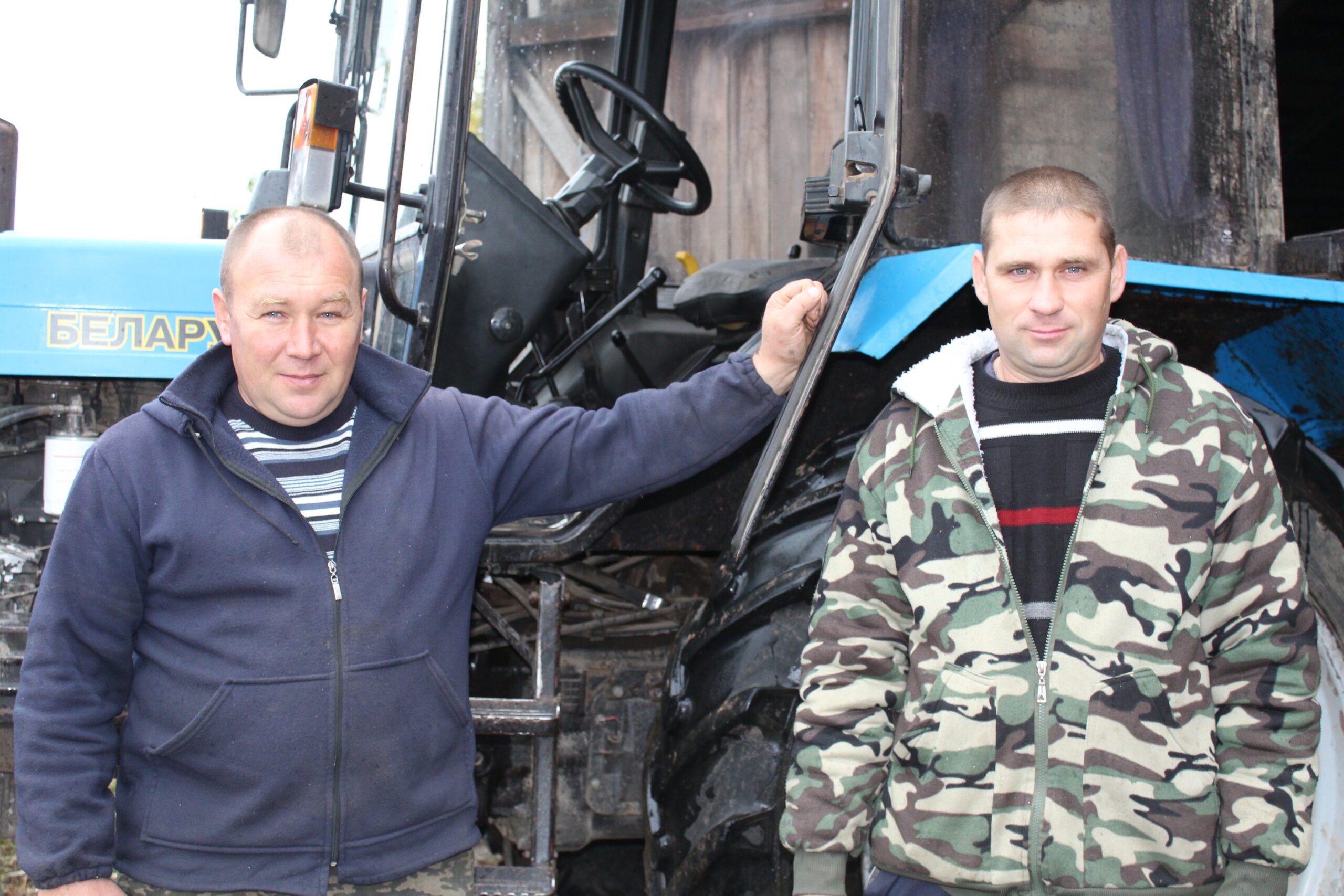 В с. Новая Романовка Мглинского района трудятся трактористы Николай Шакало и Алексей Калинин