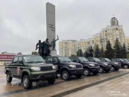 На площади Партизан проходит вручение ключей от новых автомобилей подразделению «БАРС-Брянск»