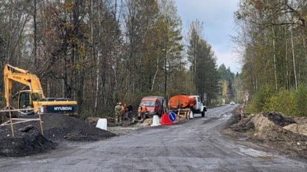 В Брянском районе на автодороге Сельцо-Новониколаевка монтируют вторую водопропускную трубу