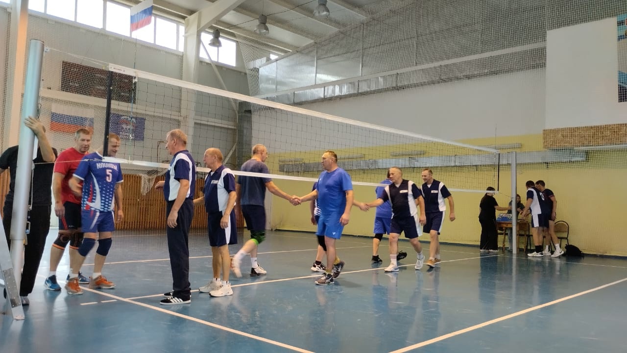 В Мглинском ФОКе «Мечта» прошла игра команд волейболистов — ветеранов из Мглина и Клинцов