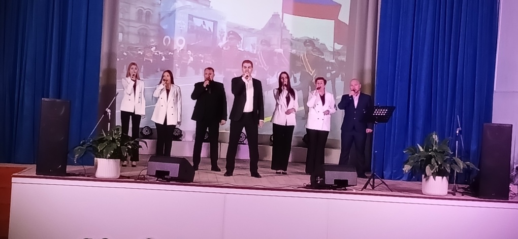 На сцене Мглинского Дома культуры представили проект музыкальный проект «Ни шагу назад. История подвига»