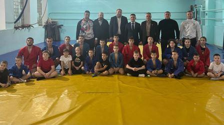 Артём Осипенко провёл открытую тренировку по самбо в школе № 41 в Брянске