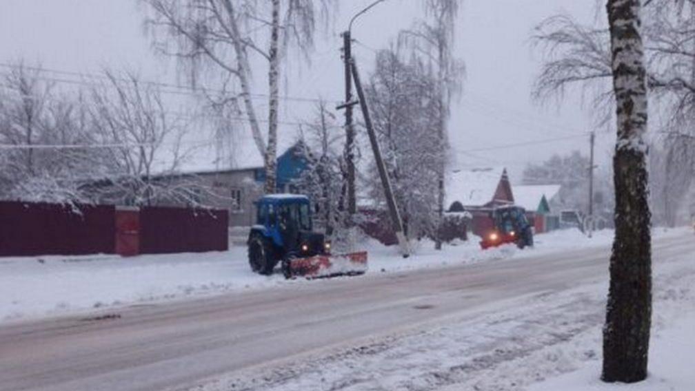 В районах Брянщины коммунальщики и дорожники ликвидируют последствия снегопада
