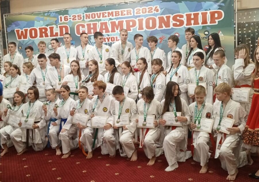 Мглинчанин Михаил Жевна стал чемпионом в командном кумитэ на Чемпионате и Первенстве мира по Всестилевому каратэ