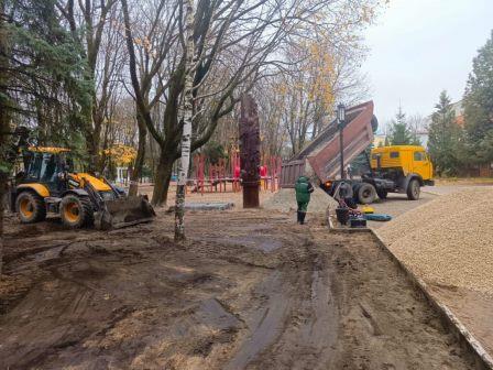 В парке Толстого Брянска благоустроят детскую площадку