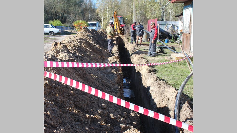 На улице Молодежной поселка Суземка на Брянщине проложили водопровод