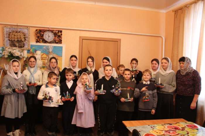 В «Творческой мастерской» для юных мглинчан провели занятие «Рождественская свеча»