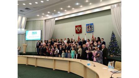 Брянский губернатор Александр Богомаз вручил семье Ляпченковых диплом победителя конкурса «Семья года – 2024»