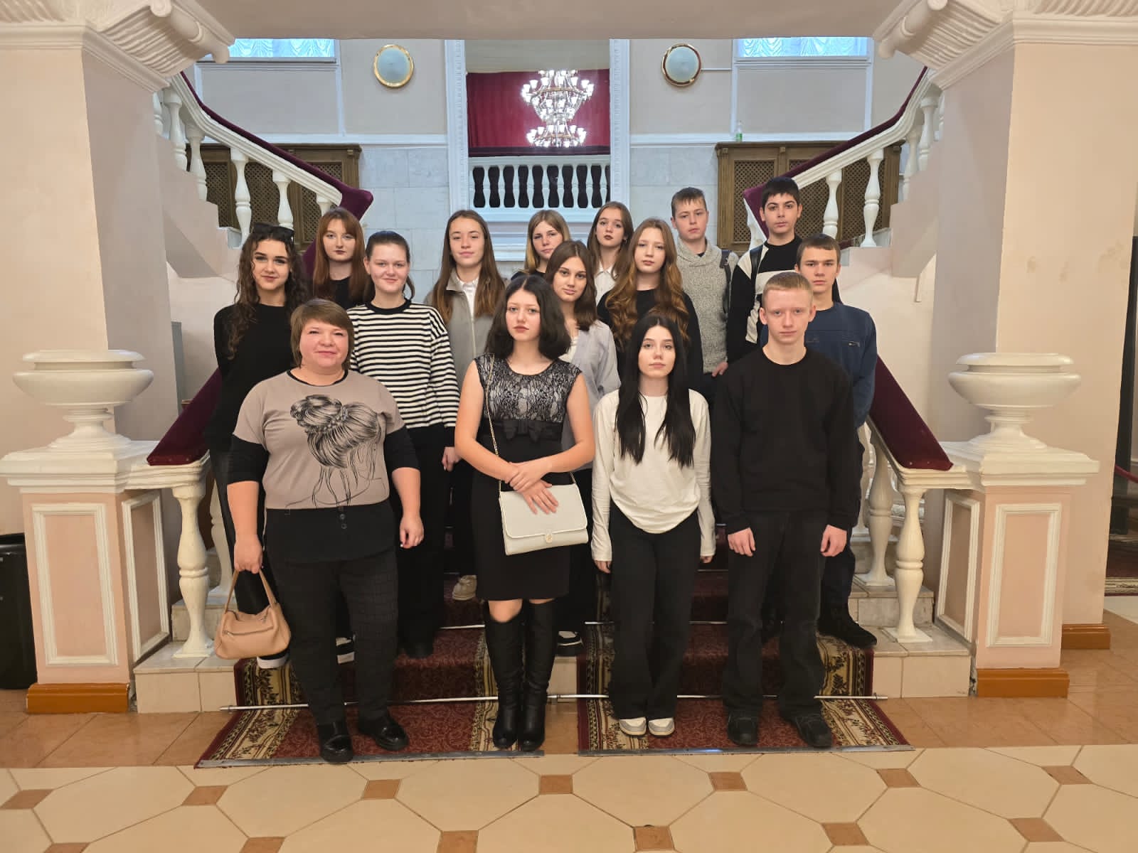 Мглинские школьники побывали на экскурсии в Брянском театре драмы