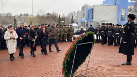 В Брянске в День героев Отечества у памятника «Круговая оборона» возложили цветы