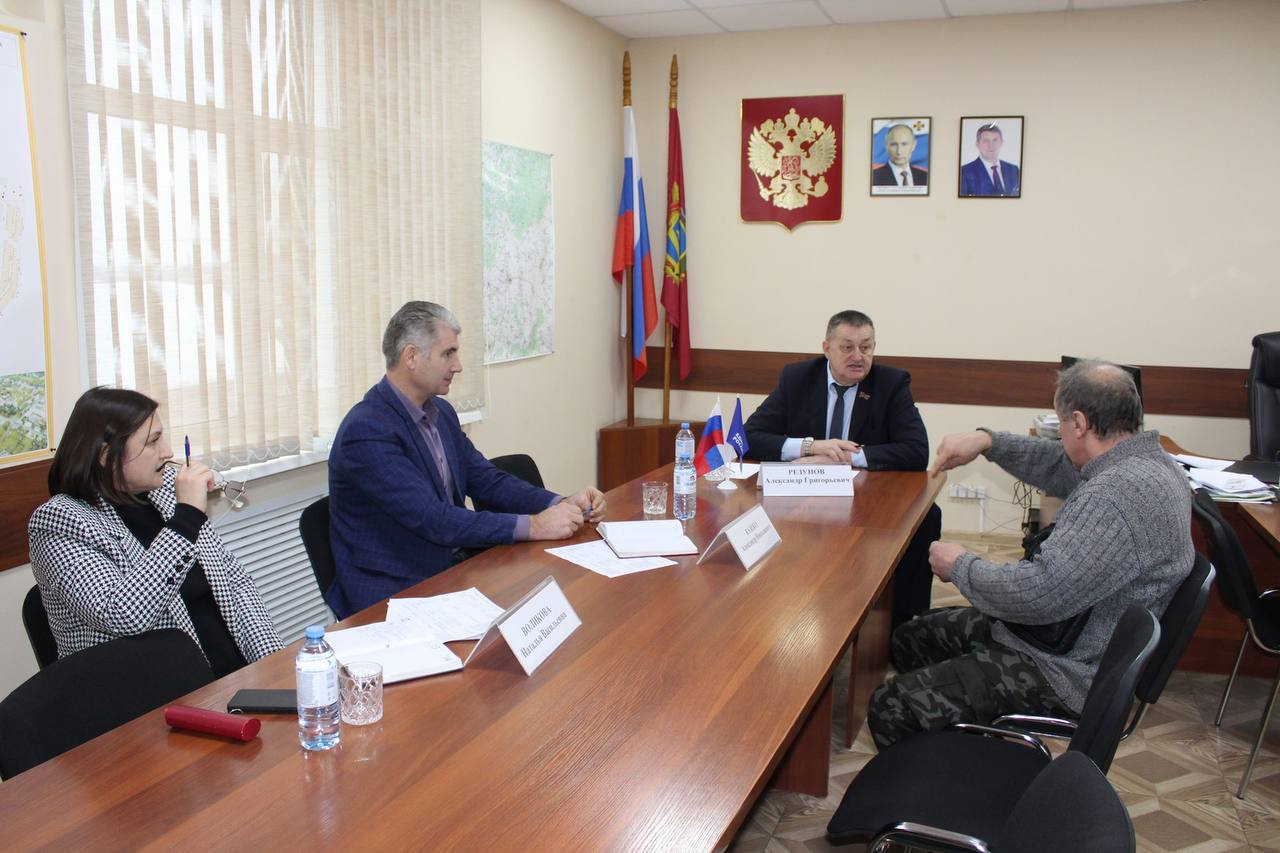 Прием граждан в Мглине провел депутат Брянской облдумы Александр Резунов