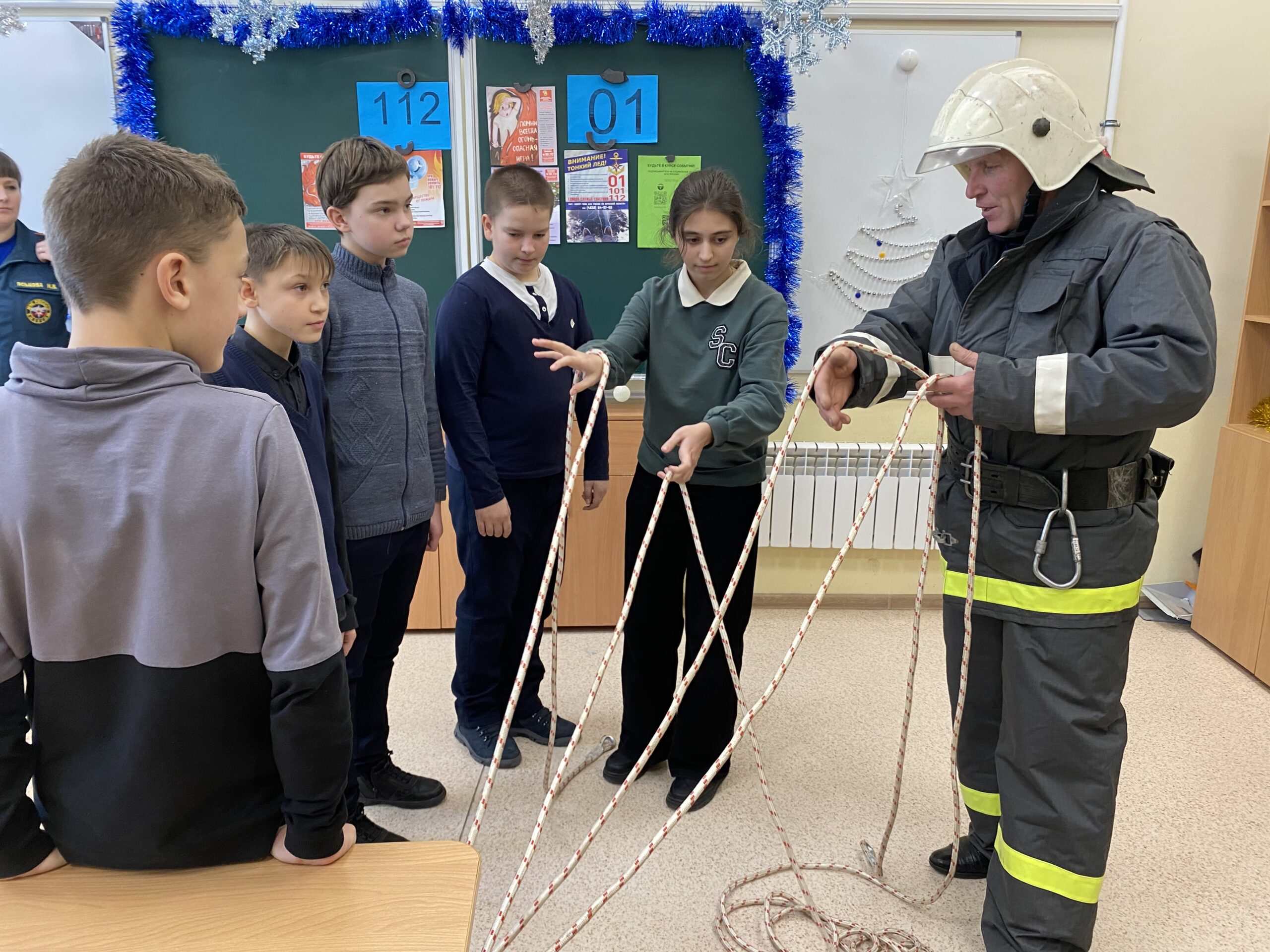 Ученики Мглинской школы встретились с сотрудником пожарно-спасательной части