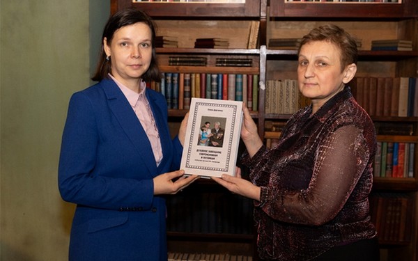 Преподаватель из Брянска передала в дар Музею Победы книгу о деде