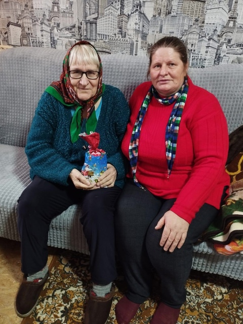 Социальные сотрудники Мглинского района вручили новогодние подарки пожилым гражданам и инвалидам