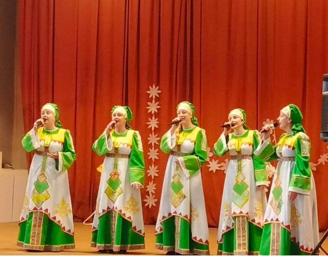 Коллектив Мглинского Центрального Дома культуры выступил с выездным концертом в с. Симонтовка