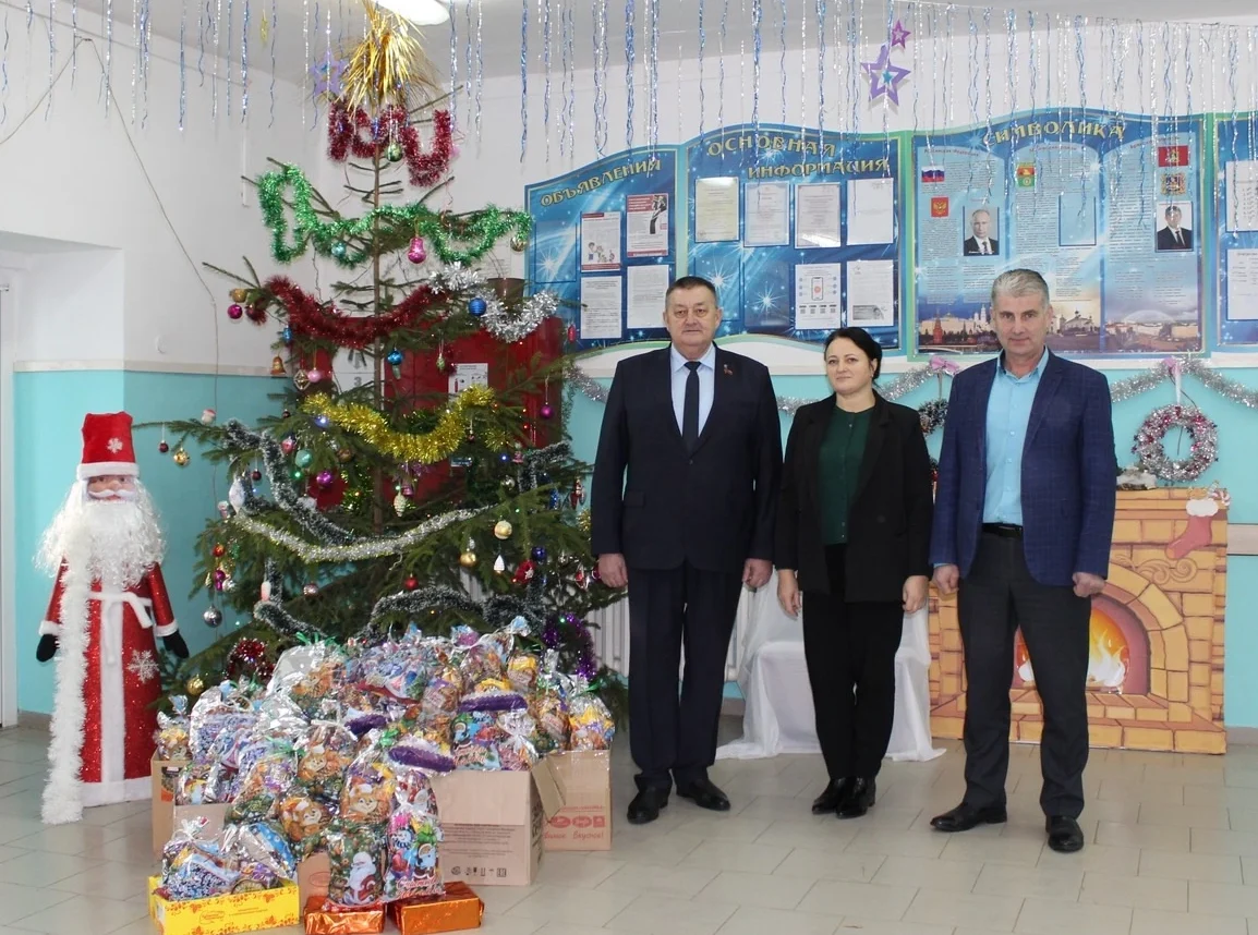 Депутат Брянской областной Думы передал новогодние подарки для маленьких жителей Мглина