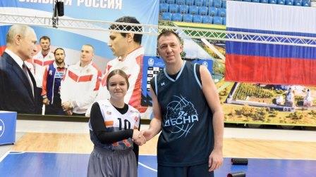 Тоня Василевская из брянского Новозыбкова сыграла в баскетбол с Виталием Фридзоном