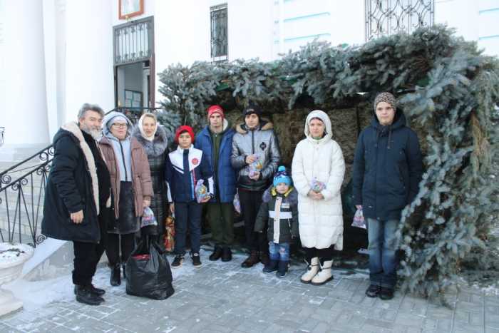 На приходе храма в честь Успения Пресвятой Богородицы г. Мглина поздравили многодетную семью Чернышовых — Ганиных