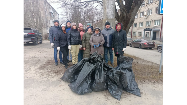 В Брянске на санитарной пятнице собрали 233 кубометра мусора