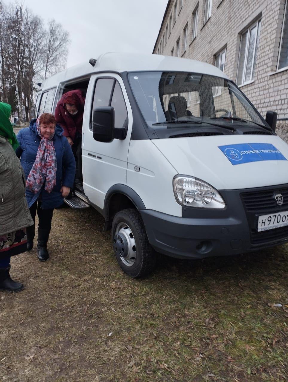 Пожилых мглинчан для прохождения диспансеризации доставляют в медучреждение на специализированном автомобиле