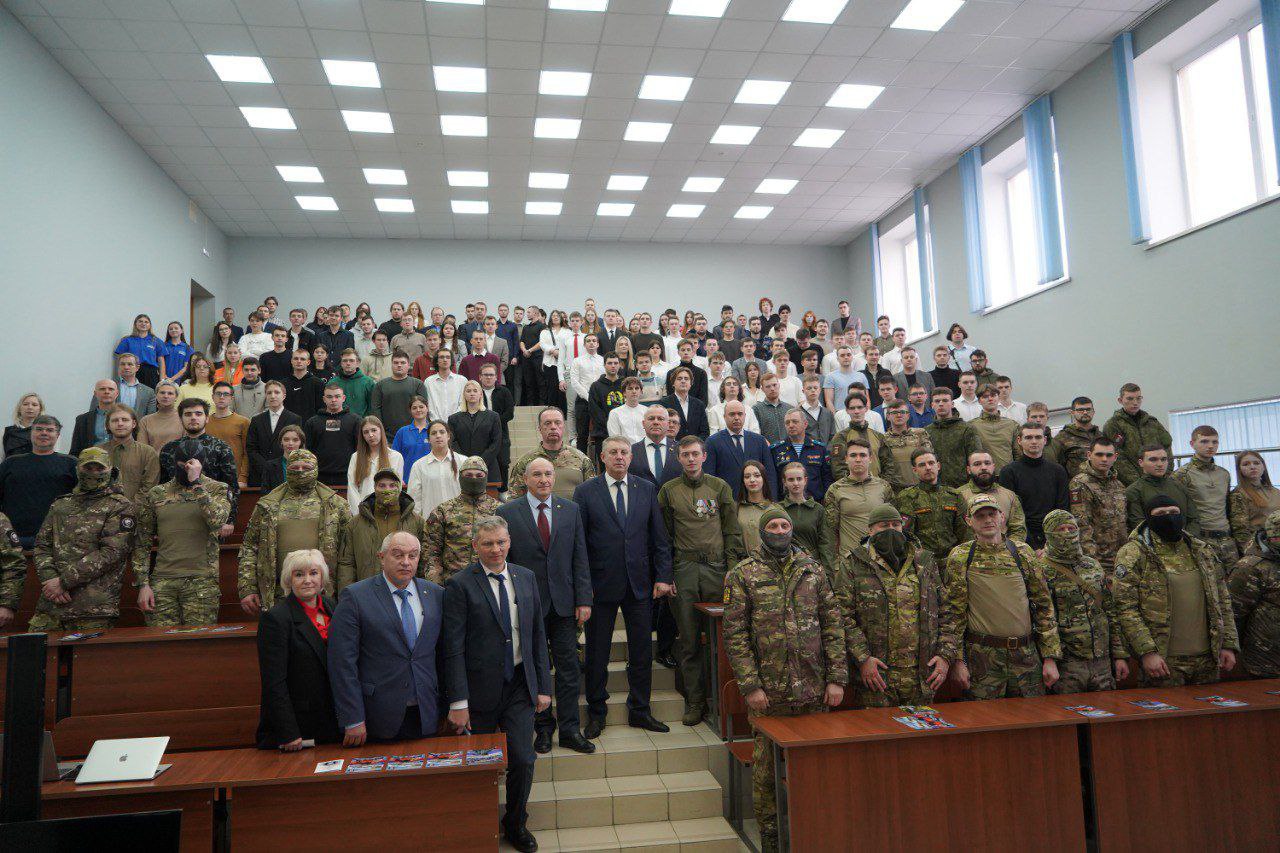 Александр Богомаз и представители отряда «БАРС-Брянск» встретились со студентами БГТУ