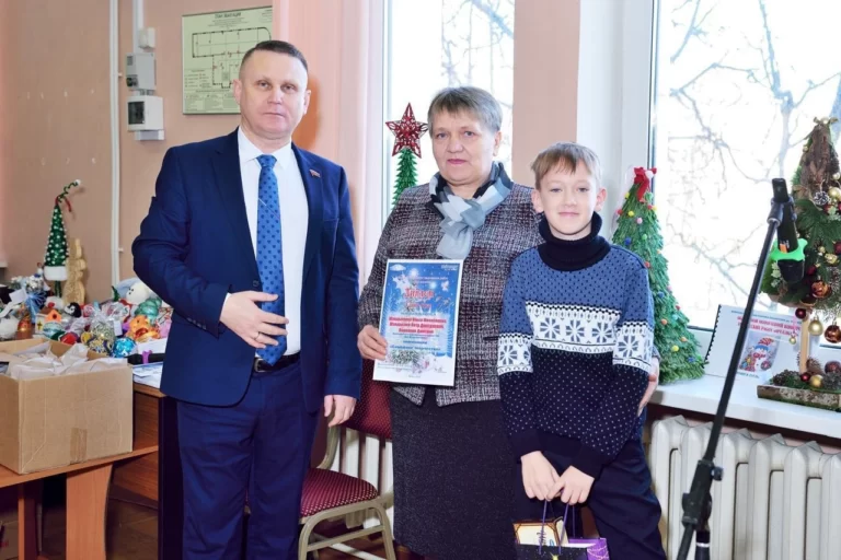 Семья Шандыгаевых из Мглинского района стала обладателем гран-при в номинации «Семейное творчество» конкурса «Арт-ёлка 32»