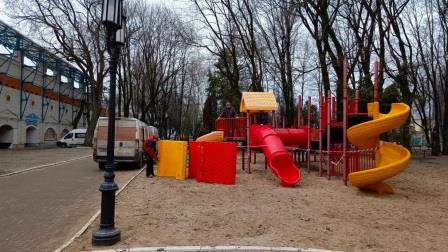 В брянском парке-музее имени Толстого завершается монтаж детской и спортплощадки